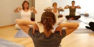 Yogaübung Schulterkreisen